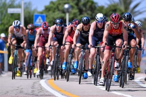 antonio serrat lidera un grupo de ciclistas durante un triatlón