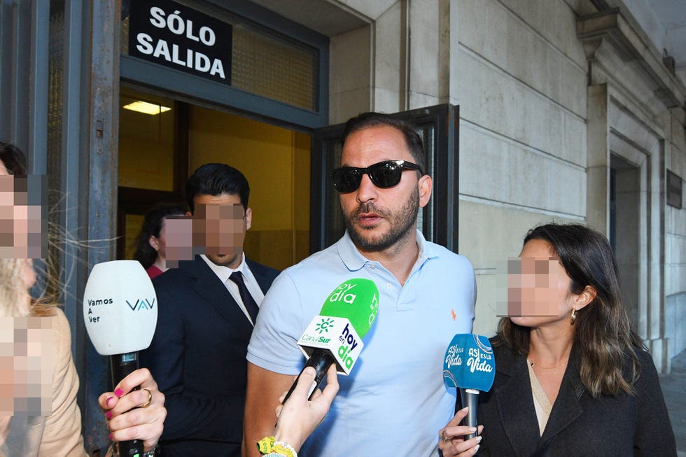 antonio tejado aparece en moto para firmar en los juzgados tras recibir la libertad provisional