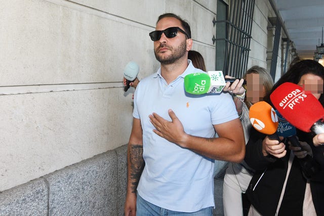 antonio tejado aparece en moto para firmar en los juzgados tras recibir la libertad provisional