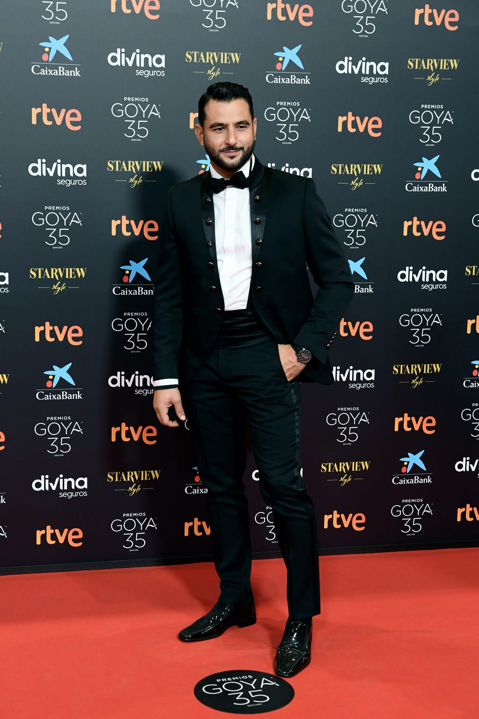 antonio velázquez en la alfombra roja de los premios goya 2021