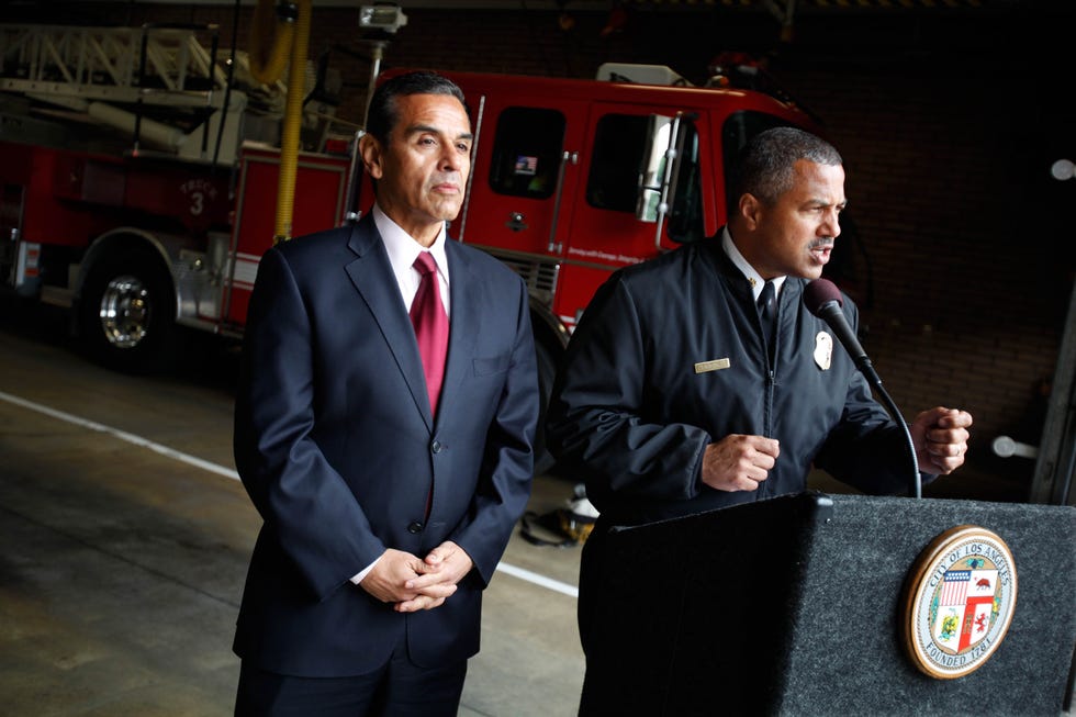 losangelesme0313 antonio villaraigosa and los angeles fire department chief brian cummings help