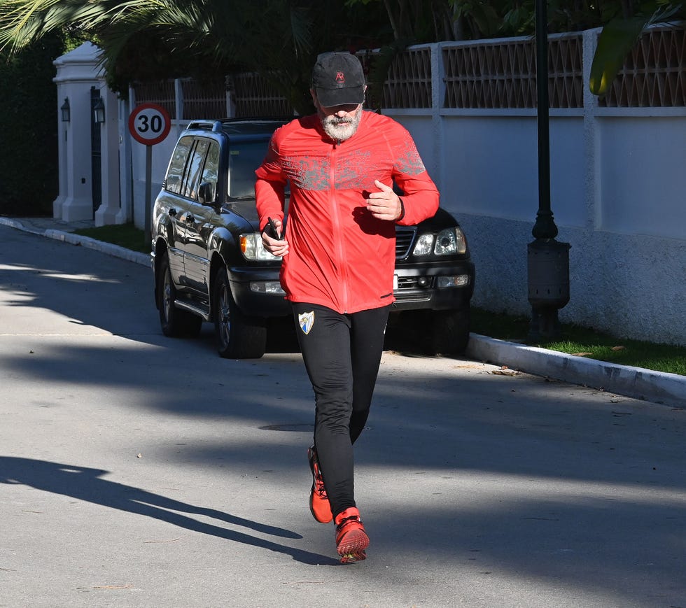antonio banderas sale a correr por los alrededores de su mansión 'la gaviota' en marbella