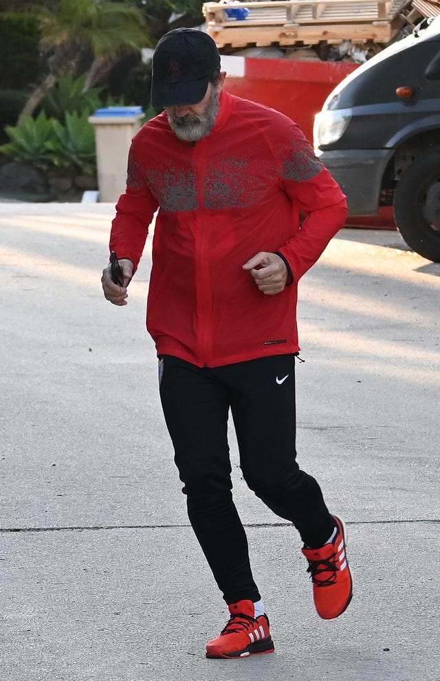 antonio banderas, vestido con ropa de deporte, practica el running en marbella
