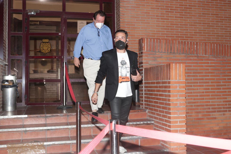 el malagueño e iván hernández abandonan la comisaría de policía de alcobendas