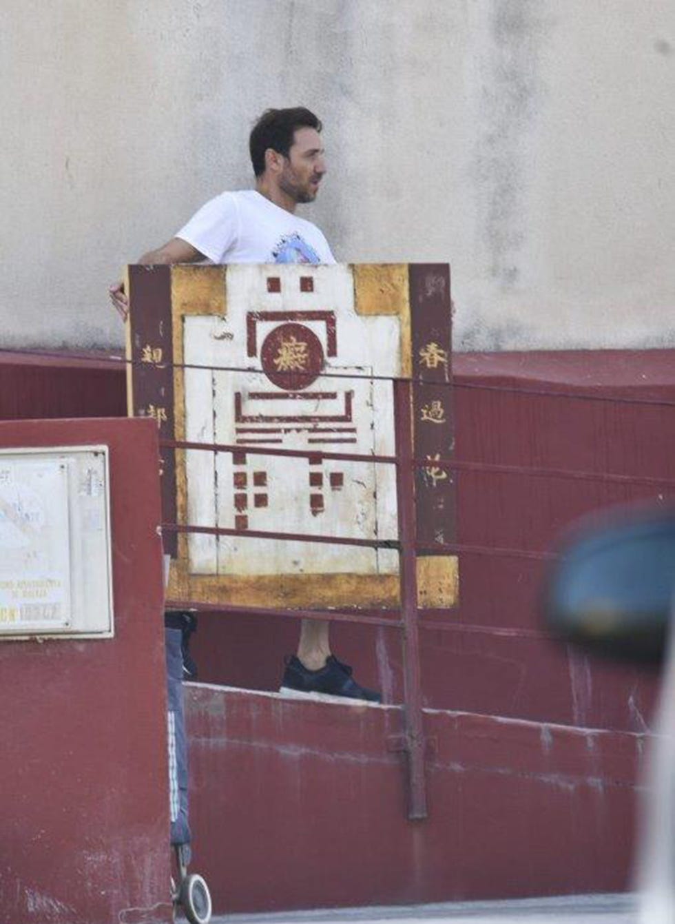 el padre de rocío flores carga con cuadros de su casa familiar