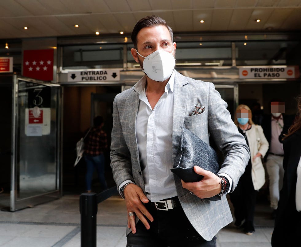 el ex de rocío carrasco, con mascarilla, en los juzgados de madrid
