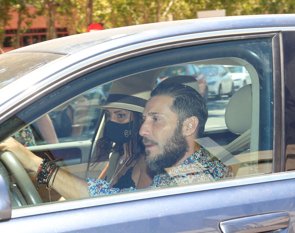 el colaborador y su esposa en el interior de un coche en madrid el 25 de julio de 2021