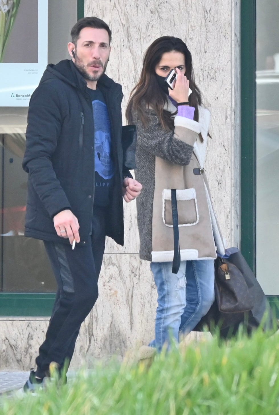 antonio david y olga, con ropa de abrigo, pasean por málaga