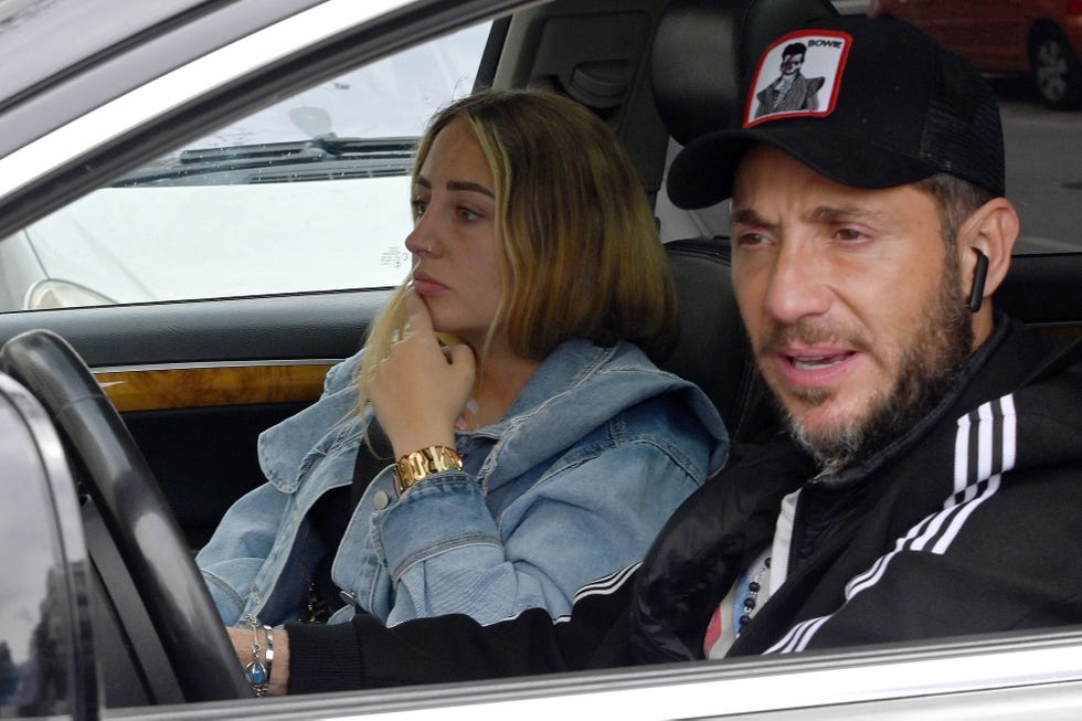 padre e hija en el interior de un coche en málaga