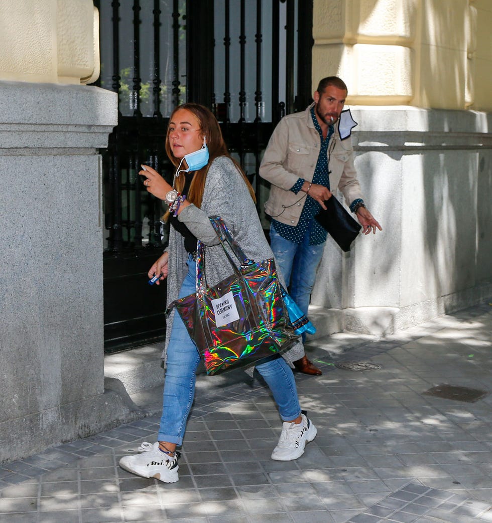 antonio david flores y su hija rocío abandonan un despacho de abogados de madrid
