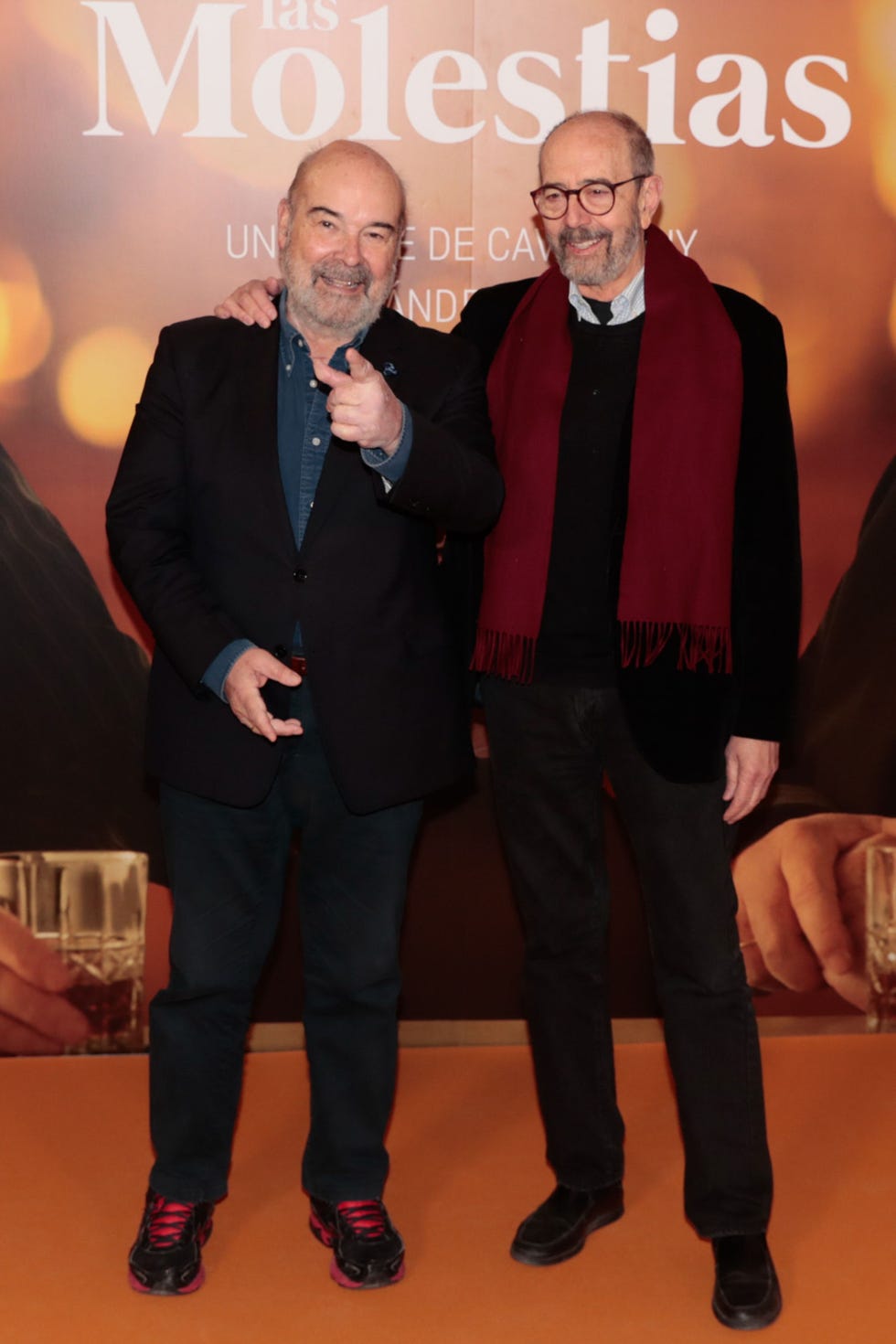 los actores bromean en la presentación de la nueva serie de movistar