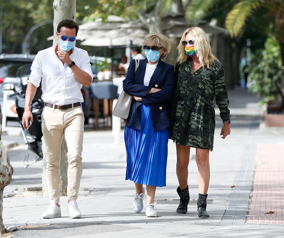 mila ximénez come con sus amigos, antonio rossi y belén rodríguez en madrid
