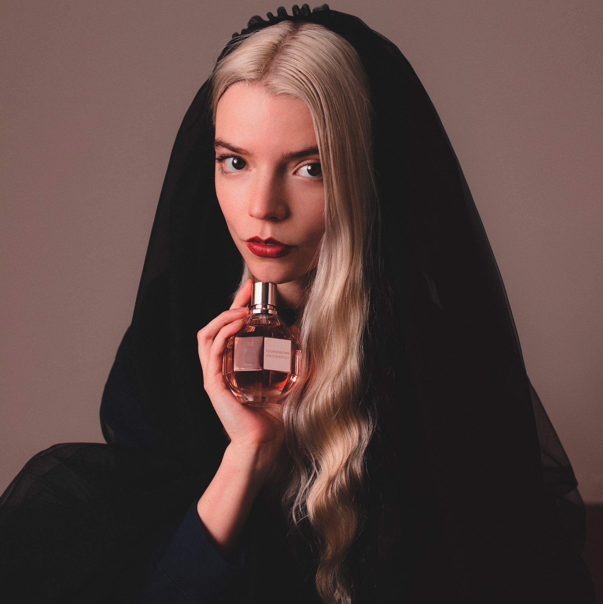 anya taylor joy, la nueva imagen del icónico perfume de viktorrolf