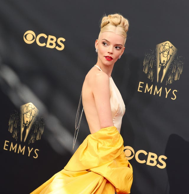 Anya Taylor-Joy diz ter desenhado vestido do Emmy