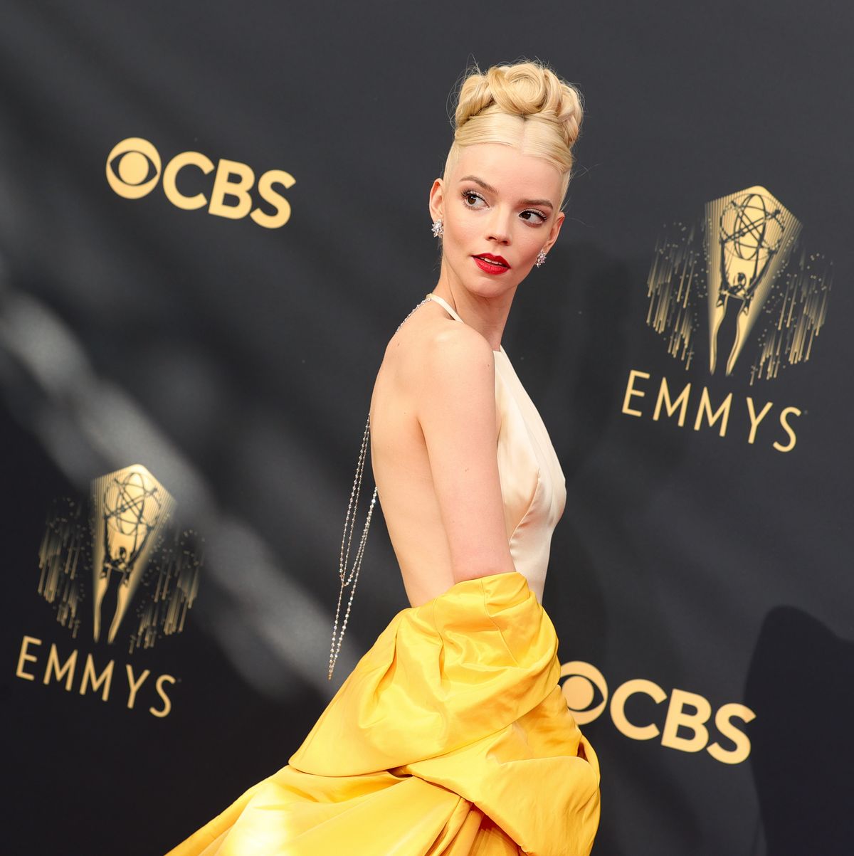 Anya Taylor-Joy diz ter desenhado vestido do Emmy