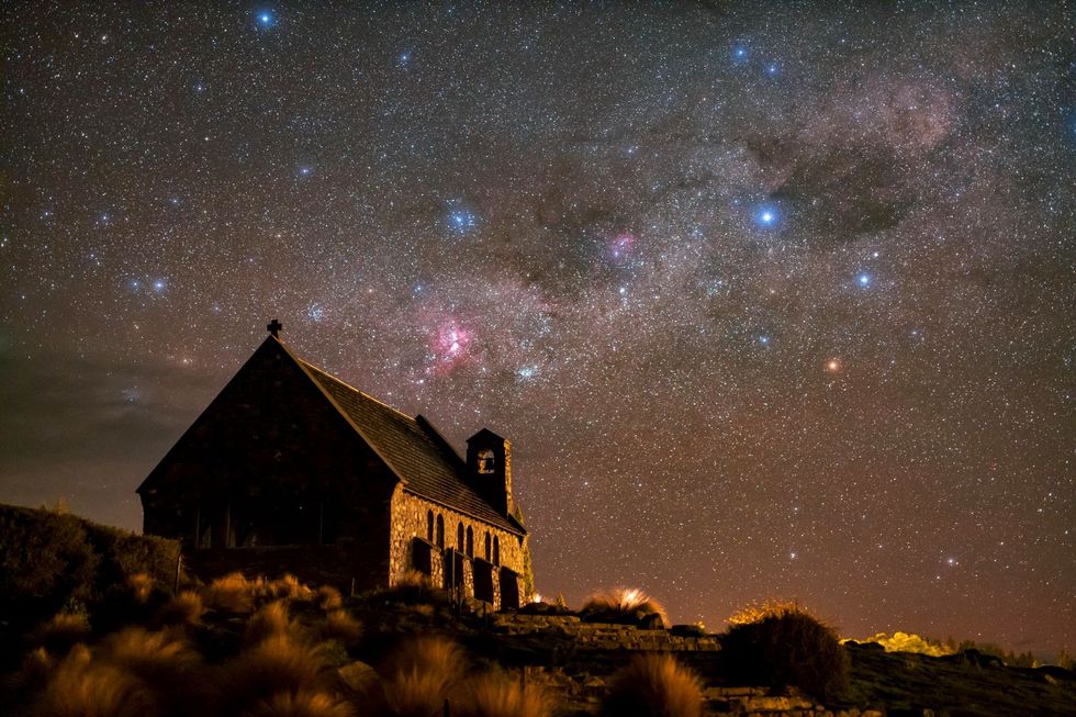 Een weidse sterrenhemel strekt zich uit boven de Church of the Good Shepherd in het NieuwZeelandse Aoraki Mackenzie Reserve