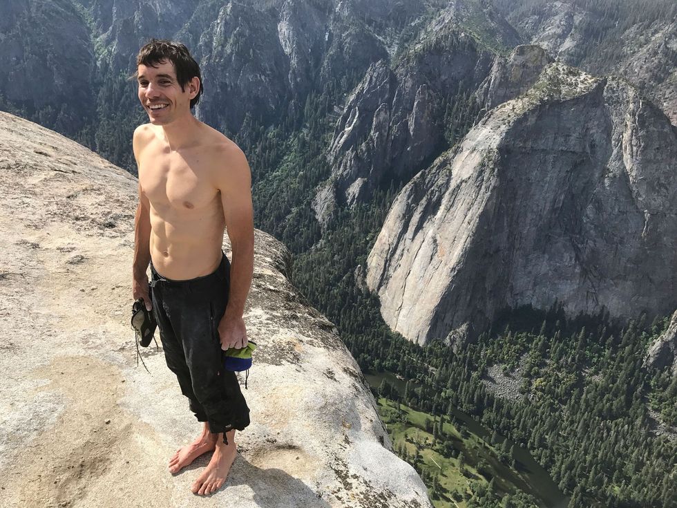 Na vier uur klimmen in zijn eentje zonder touwen of andere uitrusting of beveiliging staat rotsklimmer Alex Honnold op de iconische El Capitan in Yosemite National Park