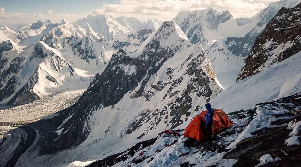 Terwijl hij pieken als haaientanden in alle richtingen overziet plant Bargiel zijn komende afdaling Van de vijf mannen die een poging deden de K2 op skis af te dalen kwamen er twee om het leven