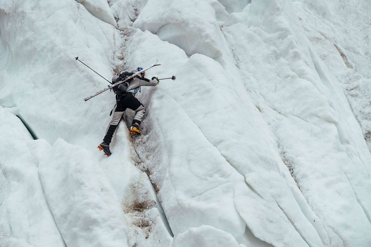 In juli 2018 begon Andrzej Bargiel na dagen van klimmen aan zijn skiafdaling van de K2 de op n na hoogste berg ter wereld De K2 is z steil en gevaarlijk dat Dave Watson de enige Amerikaan die ooit heeft geprobeerd de K2 op skis af te dalen zegt Als je valt ga je dood