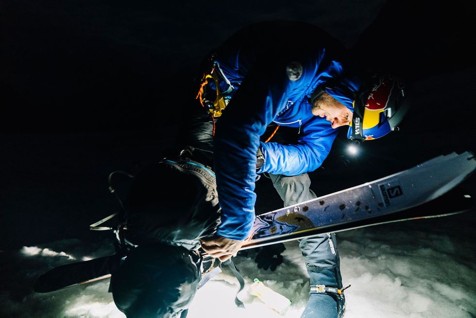 Bargiel begon zijn beklimming van de top om vier uur s ochtends Zevenenhalf uur later stond hij op de top van de K2 alleen met zijn skis Anders dan verreweg de meeste bergbeklimmers gebruikte hij geen zuurstofflessen waardoor de risicos aanzienlijk hoger lagen