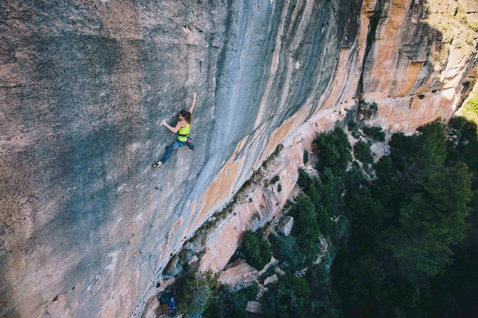 Op de Chikaneroute in het Spaanse Siruana klampt Zangerl zich vast aan de rots De in 1988 in Tirol geboren rotsklimster begon op de sportschool met indoorklimmen voordat ze als buitenklimster naam zou maken