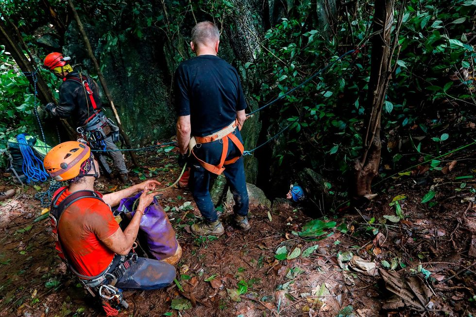 Tijdens de reddingsmissie voor een vermist jeugdvoetbalteam en hun coach verkent een team van Britse grotduikers een opening in een berg bij Chiang Rai in Thailand in de hoop een nieuwe passage naar het grotstelsel van Tham Luang te vinden