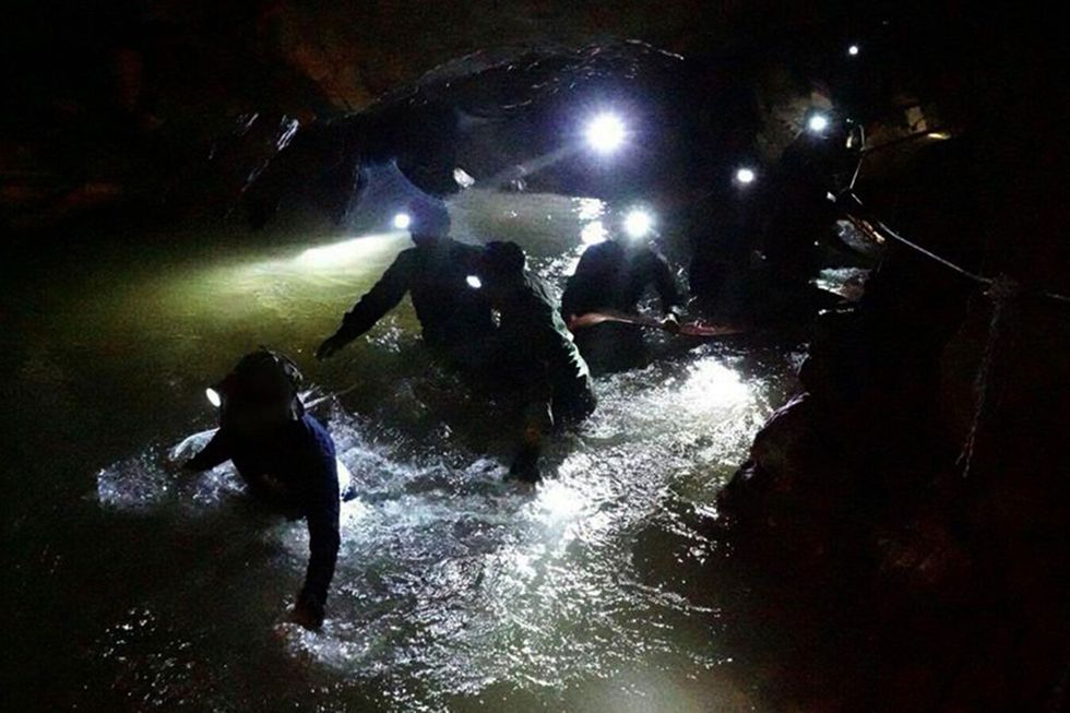 Gedurende de tiendaagse zoektocht naar de jongens en hun trainer werkten SEALs van de Koninklijke Thaise Marine en duikers uit meerdere landen twaalf tot veertien uur per dag in het grotstelsel waarbij ze af en toe opdoken om grotkamers te checken op de aanwezigheid van de jongens