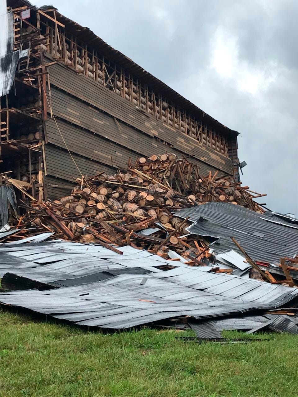 Architecture, Wood, Sky, House, Building, Rubble, Roof, Geological phenomenon, Barn, Ruins, 