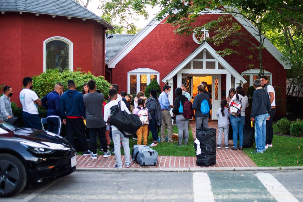 inmigrantes fuera de la iglesia episcopal de st andrews 2022