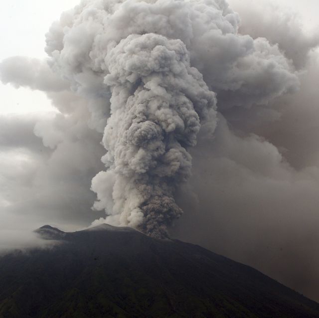 Types of volcanic eruptions, Volcanic landform, Geological phenomenon, Smoke, Volcano, Sky, Cinder cone, Cloud, Lava dome, Shield volcano, 