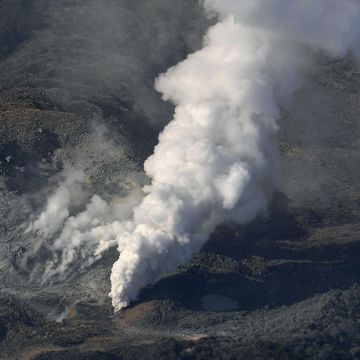 Smoke, Geological phenomenon, Atmospheric phenomenon, Lava dome, Volcanic landform, Sky, Volcano, Types of volcanic eruptions, Fissure vent, Cloud, 