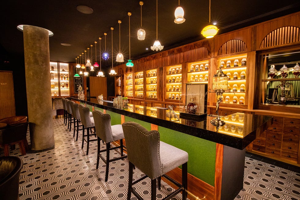 eine Bar mit großer Theke