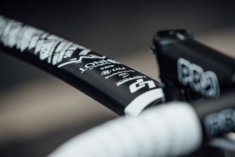 White, Black, Black-and-white, Font, Photography, Close-up, Bicycle part, Bicycle handlebar, Material property, Monochrome, 