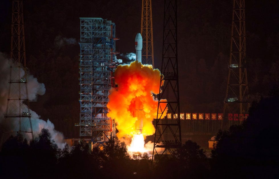Op deze foto van 24 oktober 2014 is te zien hoe een robotruimtesonde wordt gelanceerd bovenop een Lange Mars 3Cdraagraket vanaf het Xichang Satellite Launch Center in de provincie Sichuan in het zuidwesten van China De sonde cirkelde een keer rond de maan en kwam daarna terug naar aarde als voorbereiding op de eerste missie van het land waarbij een monster van de maan werd opgehaald Astronomen vermoeden inmiddels dat een achtergelaten deel van de raket in botsing is gekomen met de maan