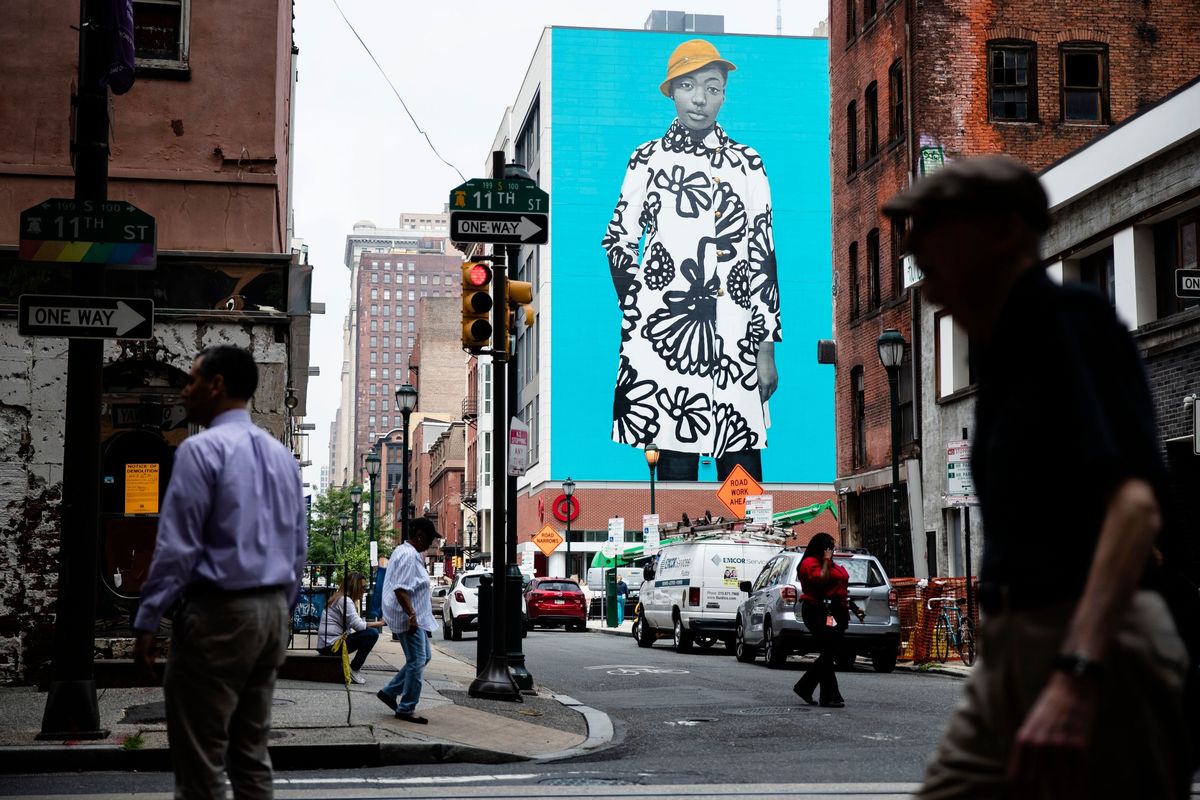 Een muurschildering waarop de 19jarige Najee SpencerYoung is uitgebeeld door kunstenares Amy Sherald verrijst in het centrum van Philadelphia Pennsylvania Sherald schilderde het officile portret van Michelle Obama en is een van de vele muurschilders die door Mural Arts Philadelphia zijn gevraagd om de stad met hun werk te verfraaien