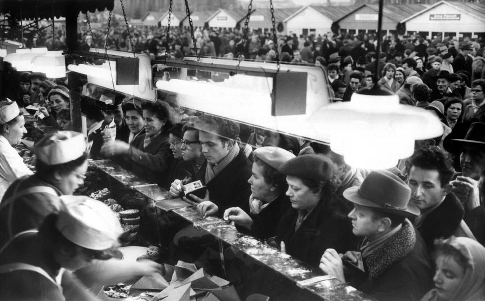 Klanten wachten op 29 november 1959 bij een wafelkraam op een kerstmarkt in OostBerlijn Op de kerstmarkt werd alleen verkocht aan OostDuitsers en inwoners van de SovjetUnie