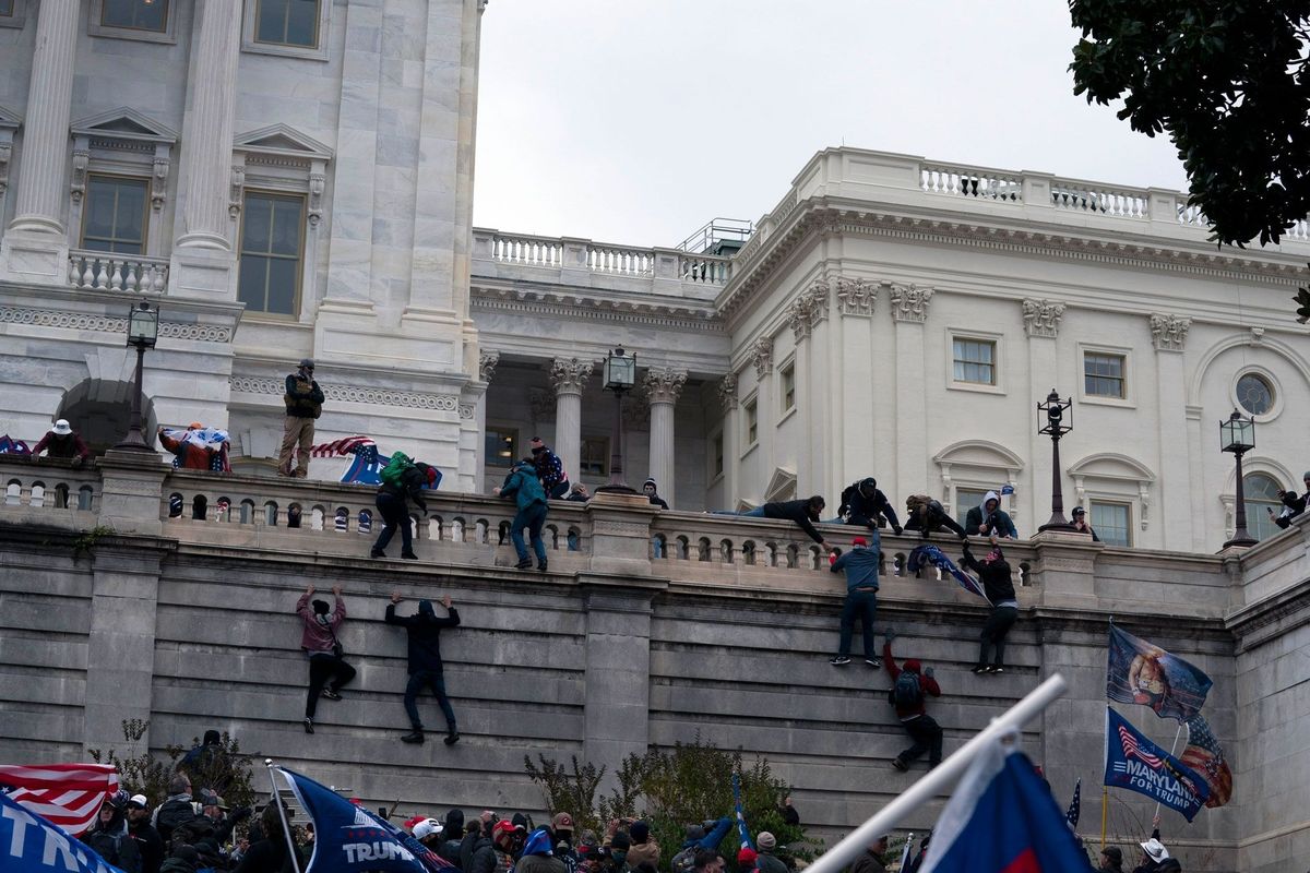 Een menigte van gewelddadige Trump supporters beklom op woensdag 6 januaridemuur van het Capitool