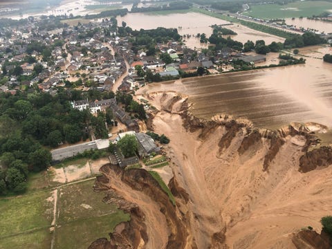 in juli werd duitsland getroffen door dodelijke overstromingen als gevolg van historische hoeveelheden regen deze foto die door beambten in keulen op twitter werd geplaatst toont de aangerichte schade in het stadje erftstadtblessem in de regio viel binnen n etmaal bijna dezelfde hoeveelheid regen als normaliter in twee maanden er waren 170 doden te betreuren en talloze huizen werden volledig weggespoeld