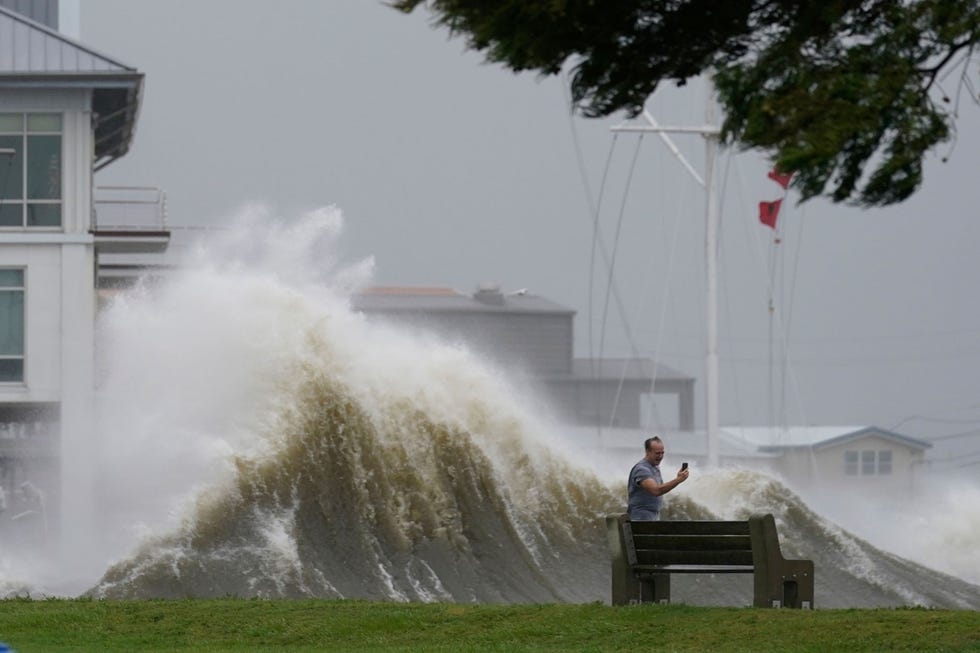 https://i.natgeofe.com/n/2d327da6-2eb9-44e1-a179-5e74072e9239/AP_21241623901740.jpg Terwijl hurricane Ida op 29 augustus 2021 aan land komt maakt een man met zijn smartphone een foto van de hoge golven langs de oever van Lake Pontchartrain in het zuidoosten van Louisiana Ida arriveerde op de zestiende verjaardag van hurricane Katrina een storm van categorie 3 die 1800 levens eiste en meer dan honderd miljard dollar schade aanrichtte langs de kust van de Golf van Mexico