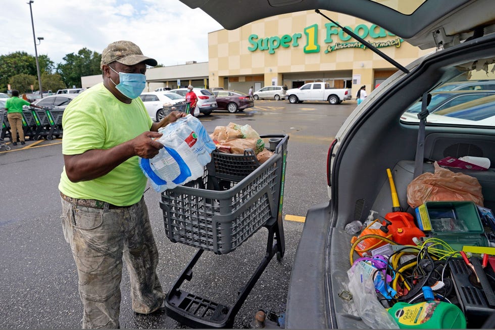 Terwijl hurricane Ida afgelopen zondag de stad Lafayette Louisiana nadert laadt Terry Shelvin water en eten in zijn auto