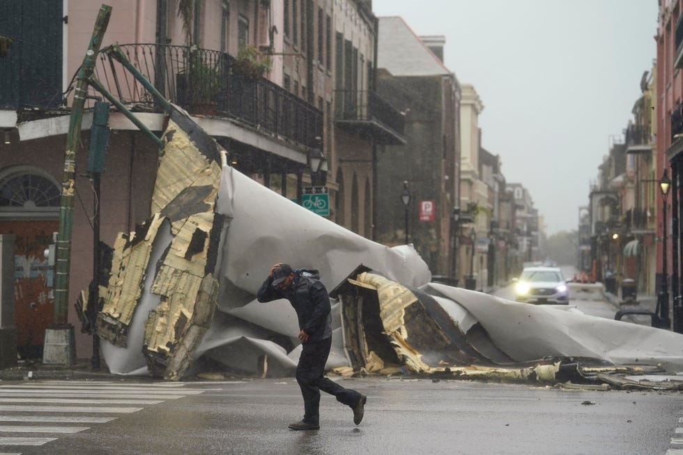 https://i.natgeofe.com/n/4934870f-1a72-467d-8613-b5c2e1b3eb02/AP_21241671931088.jpg In de wijk French Quarter van New Orleans loopt een man langs een gedeelte van een dak dat tijdens hurricane Ida door de harde wind van een gebouw is gerukt