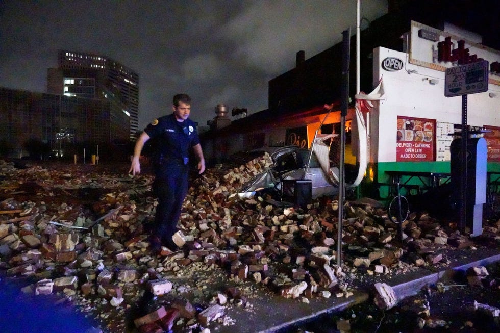 Alexander Reiter van de politie van New Orleans inspecteert de puinhopen van een gebouw dat als gevolg van hurricane Ida is ingestort Op het dodelijke pad dat Ida door Louisiana volgde zorgde de storm voor een algehele stroomuitval in New Orleans en overstromingen in talloze plaatsen aan de kust van de Golf van Mexico