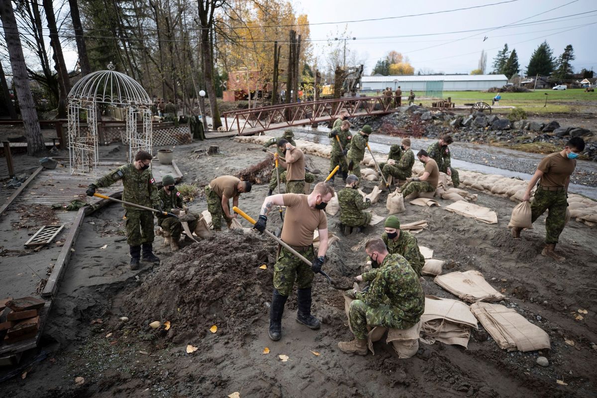Canadese soldaten vullen zandzakken om een provisorische dijk aan te leggen achter woningen in Abbotsford in de provincie BritsColumbia Heftige regenval leidde hier afgelopen maand tot grootscheepse overstromingen