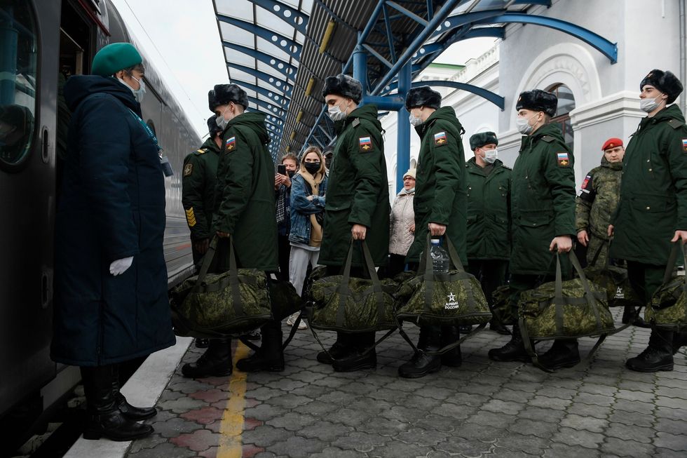 Dienstplichtigen voor het Russische leger stappen in een trein na een afscheidsceremonie op het treinstation van Sebastopol op de Krim Duizenden Russische troepen zijn ingezet door land heen door de lucht en over zee om te helpen bij de invasie van Oekrane