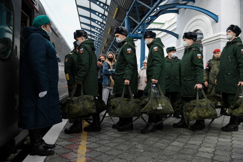 Russia Crimea Conscription Dienstplichtigen voor het Russische leger stappen in een trein na een afscheidsceremonie op het treinstation van Sebastopol op de Krim Duizenden Russische troepen zijn ingezet door land heen door de lucht en over zee om te helpen bij de invasie van Oekrane