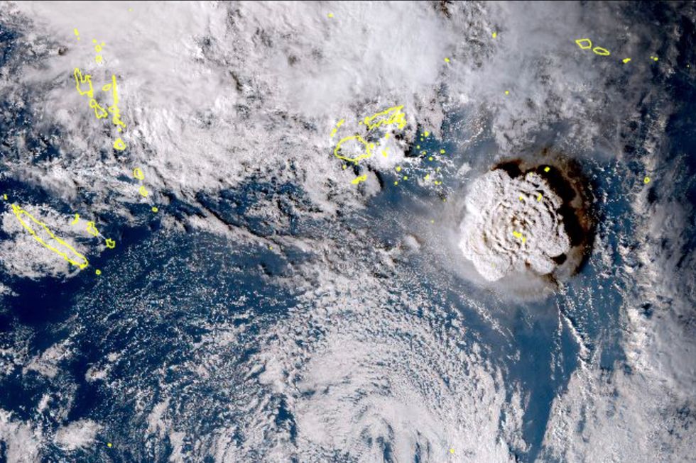 Meerdere satellieten hebben de zwaarste explosie van de Hunga TongaHunga Haapai op 15 januari vastgelegd Zoals op deze opname van de Japanse weersatelliet Himawari8 is te zien schoot daarbij een enorme zuil van as en gas tot in de stratosfeer op