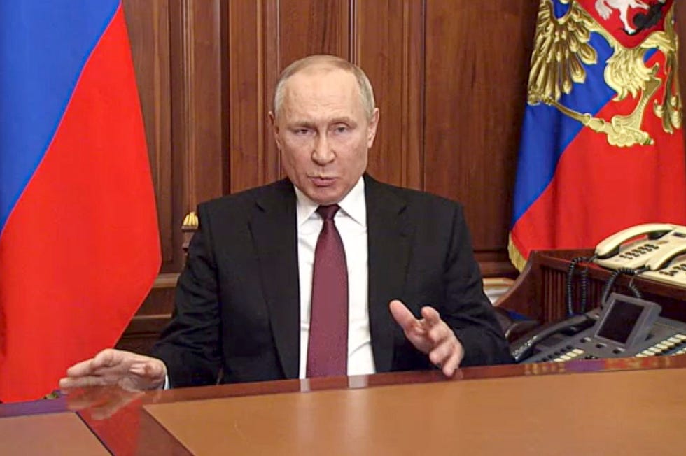 APTOPIX Russia Ukraine Tensions In deze afbeelding van een video die is vrijgegeven door de Russische presidentile persdienst spreekt president Vladimir Poetin de natie toe vanuit Moskou Poetin verwierp internationale veroordelingen en sancties en waarschuwde andere landen dat elke poging tot inmenging zou leiden tot gevolgen die je nog nooit hebt gezien