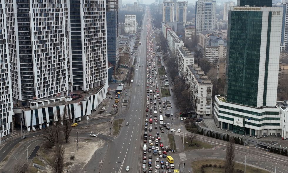 Autos die uit Kiev kwamen liepen donderdag vast op straat toen duizenden probeerden te vluchten in de aanval van een Russische invasie