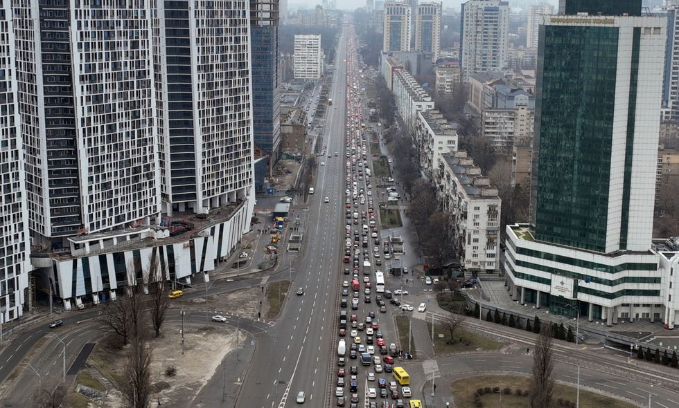 APTOPIX Ukraine Tensions Autos die uit Kiev kwamen liepen donderdag vast op straat toen duizenden probeerden te vluchten in de aanval van een Russische invasie