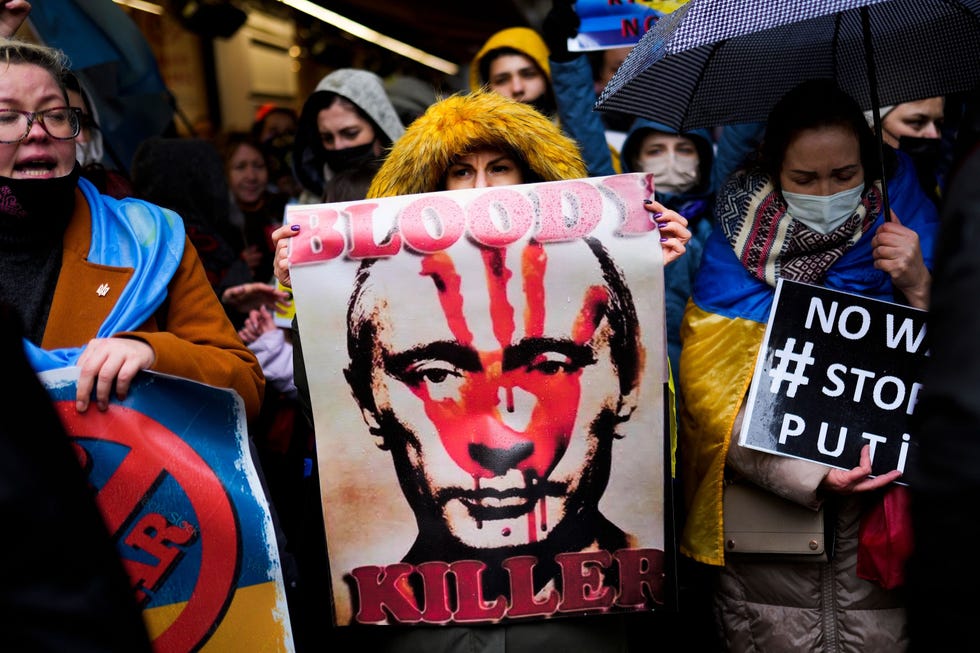 APTOPIX Turkey Ukraine Tensions ProOekraense demonstranten schreeuwen verschillende slogans tijdens een kleine demonstratie buiten het Russische consulaat in Istanbul Turkije toen het nieuws over de invasie zich donderdag verspreidde